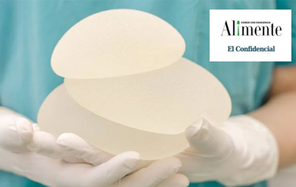 Prótesis de mama sostenida en la mano. Foto: El Confidencial