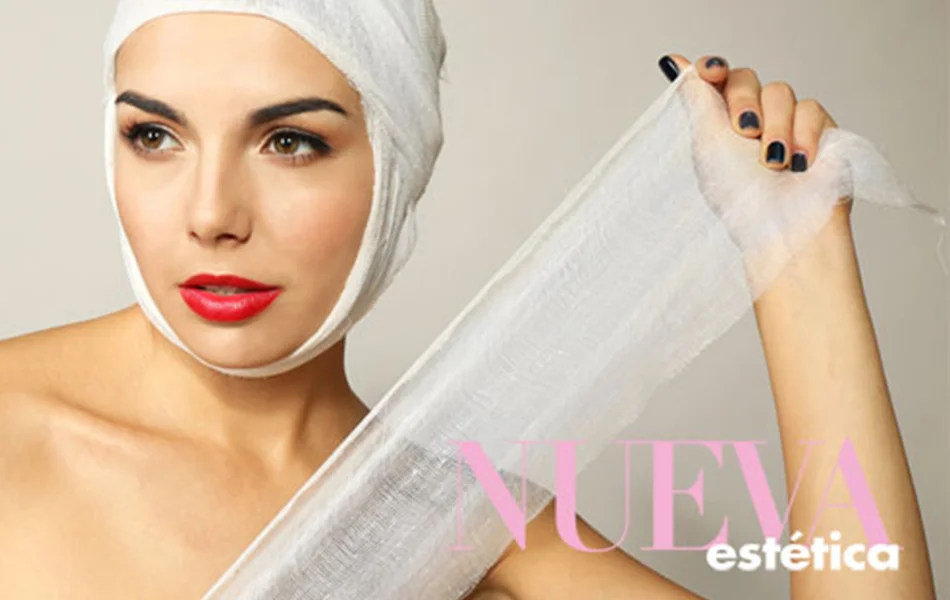 Mujer joven con vendaje posoperatorio en la cabeza, concepto de cirugía estética y recuperación, fotografía de Nueva Estética.