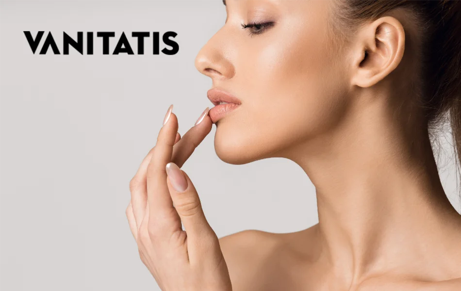 Mujer joven perfilada tocándose los labios, ejemplo de lifting de labios en Clínica Dr. Ángel Juárez.