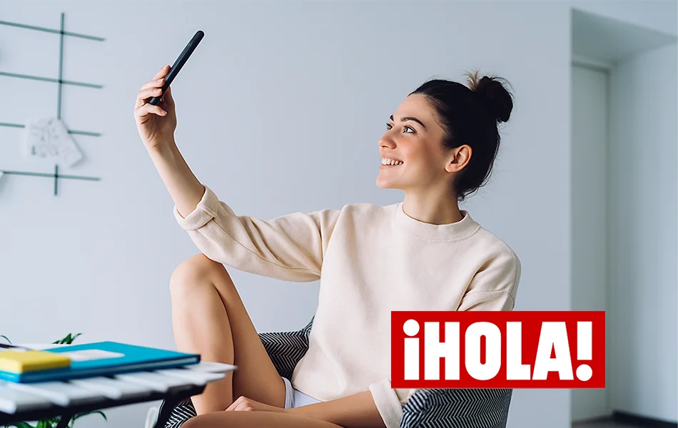 Chica joven haciéndose un selfie.