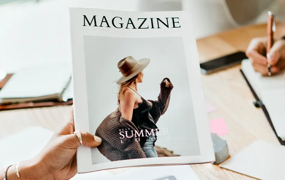 Retrato de grupo multicultural con maquillaje llamativo en tonos rojo, verde y amarillo